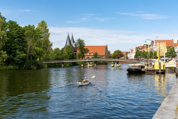 2020年8月9日ドイツ ルベック 歴史ある旧市街の川沿いで夏の日を楽しむ人々ルベック — ストック写真