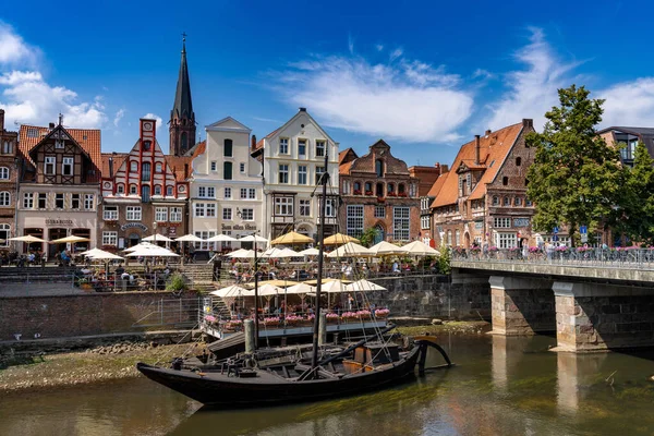 2020年8月8日 ドイツ北部のルネブルク川と旧市街の眺め — ストック写真
