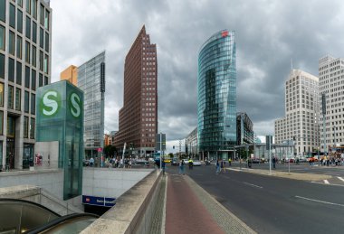 Berlin, Almanya - 27 Ağustos 2020: Berlin şehir merkezindeki Potsdamer Platz Meydanı ve tren istasyonu manzarası