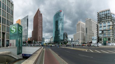Berlin, Almanya - 27 Ağustos 2020: Berlin şehir merkezindeki Potsdamer Platz Meydanı ve tren istasyonu manzarası