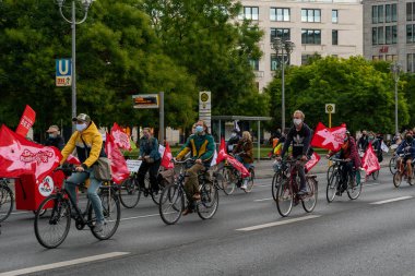 Berlin, Almanya - 27 Ağustos 2020: Berlin 'de ucuz ve etik dışı et üretimine karşı bisiklet protestocuları