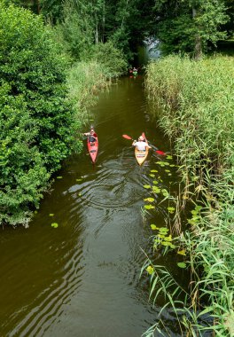 Zwenkow, M-V / Almanya - 20 Ağustos 2020: Kanocular Zwenzow 'da bir gölden diğerine kürek çekiyorlar