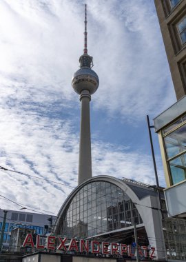 Berlin, Almanya - 25 Ağustos 2020: Berlin 'deki Alexanderplatz Meydanı ve TV Kulesi