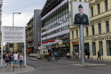 Berlin, Almanya - 25 Ağustos 2020: Berlin 'deki tarihi Charlie Kontrol Noktası