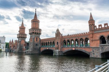 Berlin, Almanya - 25 Ağustos 2020: Berlin 'de Spree Nehri ve Oberbaum Köprüsü