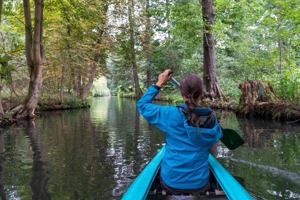 Almanya 'nın Spreewald bölgesindeki kanal ve kanallarda kürek çeken dişi bir kano.