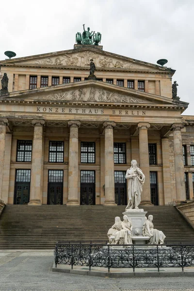 2020年8月25日 柏林席勒音乐厅和雕像 — 图库照片