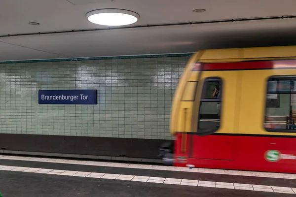 Berlin Niemcy Sierpnia 2020 Niewyraźny Pociąg Metra Wjeżdża Stację Brama — Zdjęcie stockowe