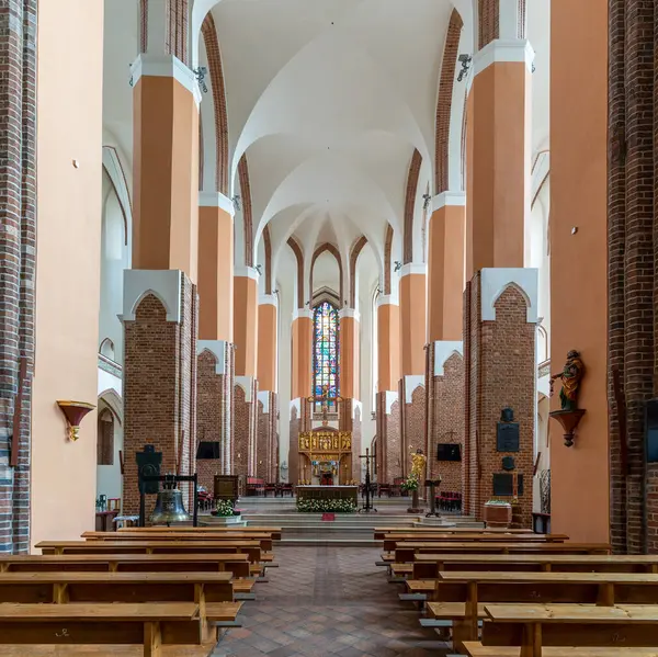 Szchecin, Polonya - 19 Ağustos 2020: Szczecin 'deki Aziz James Katedrali' nin iç manzarası