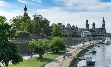 Dresden, Saksonya / Almanya - 3 Eylül 2020: Sakson başkenti Dresden ve Elbe Nehri manzarası