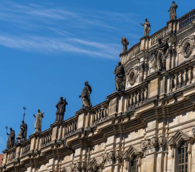 Dresden, Saksonya / Almanya - 3 Eylül 2020: Dresden 'deki Katolik Kale Kilisesi' nin dış görünüşü