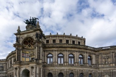 Dresden, Saksonya / Almanya - 3 Eylül 2020: Dresden 'deki Semperoper binası girişin üstünde Quadriga ile