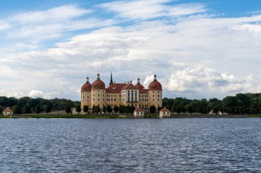 Moritzburg, Saksonya / Almanya - 2 Eylül 2020: Saksonya 'daki Moritzburg Kalesi manzarası