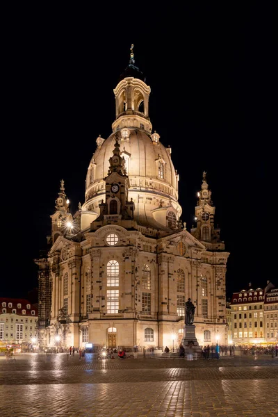 Dresden, Saksonya / Almanya - 3 Eylül 2020: Dresden 'deki Neumarkt Meydanı ve Frauenkirche Kilisesi manzarası