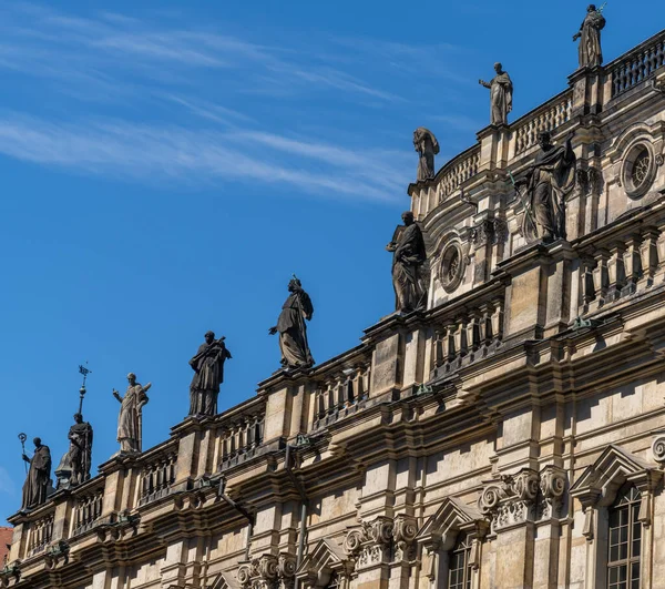 Dresden, Saksonya / Almanya - 3 Eylül 2020: Dresden 'deki Katolik Kale Kilisesi' nin dış görünüşü