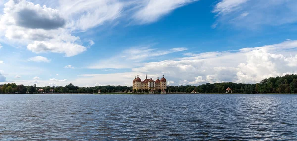 Moritzburg, Saksonya / Almanya - 2 Eylül 2020: Saksonya 'daki Moritzburg Kalesi manzarası