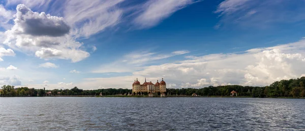 Moritzburg, Saksonya / Almanya - 2 Eylül 2020: Saksonya 'daki Moritzburg Kalesi manzarası