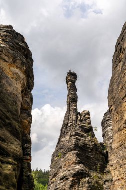 Schweizermuehle, Saksonya / Almanya - 6 Eylül 2020: Sakson İsviçre 'sindeki Elbsandstone dağlarının tepesindeki kaya tırmanışçıları