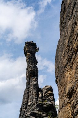 Schweizermuehle, Saksonya / Almanya - 6 Eylül 2020: Sakson İsviçre 'sindeki Elbsandstone dağlarının tepesindeki kaya tırmanışçıları