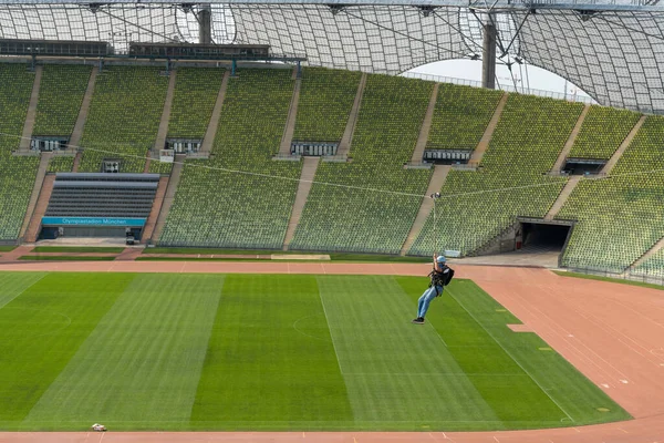 Münih Bavyera Almanya Eylül 2020 Turistler Münih Olimpiyat Stadyumu Uçan — Stok fotoğraf