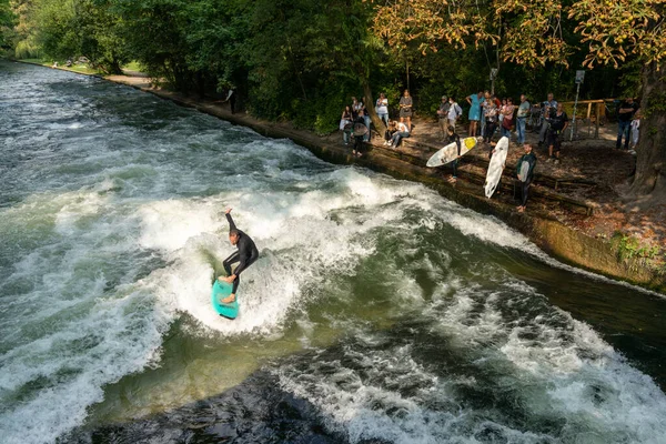 Múnich Baviera Alemania Septiembre 2020 Hombre Surfeando Ola Pie Arroyo — Foto de Stock