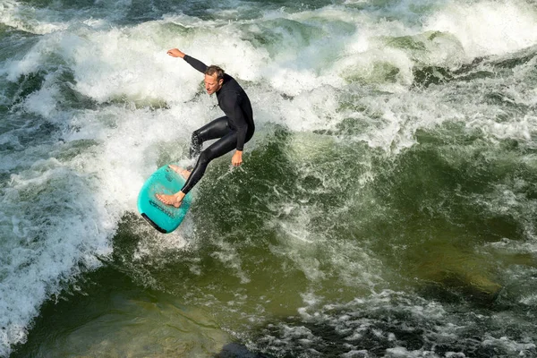 Múnich Baviera Alemania Septiembre 2020 Hombre Surfeando Ola Pie Arroyo — Foto de Stock