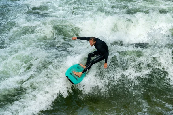 Mnichov Bavorsko Německo Září 2020 Muž Surfující Vlně Stojící Potoce — Stock fotografie