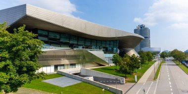 Münih, Bavyera / Almanya - 17 Eylül 2020: Münih 'teki BMW müzesi ve genel merkezi