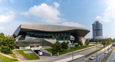 Münih, Bavyera / Almanya - 17 Eylül 2020: Münih 'teki BMW müzesi ve genel merkezi