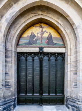 Wittenberg, S-A / Almanya - 13 Eylül 2020: Martin Luther 'in 1517' de 95 tezini çivilediği Wittenberg 'deki kale kilisesinin kapısı