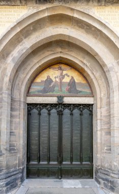 Wittenberg, S-A / Almanya - 13 Eylül 2020: Martin Luther 'in 1517' de 95 tezini çivilediği Wittenberg 'deki kale kilisesinin kapısı