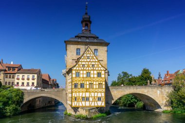 Bamberg, Bavyera / Almanya - 15 Eylül 2020: Regnitz Nehri üzerindeki köprüdeki tarihi belediye binası