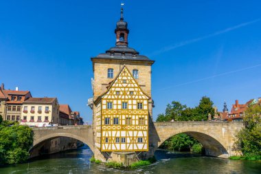 Bamberg, Bavyera / Almanya - 15 Eylül 2020: Regnitz Nehri üzerindeki köprüdeki tarihi belediye binası