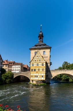 Bamberg, Bavyera / Almanya - 15 Eylül 2020: Regnitz Nehri üzerindeki köprüdeki tarihi belediye binası
