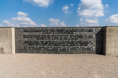 Dachau, Bavyera / Almanya - 16 Eylül 2020: Münih yakınlarındaki Dachau Concnetration Camp 'taki anıtın manzarası
