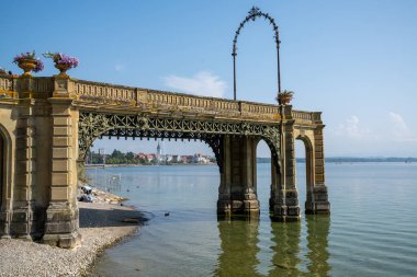 Friedrichshafem B-W / Almanya - 21 Eylül 2020: Friedrichshafen 'deki Constance Gölü' ndeki Schosssteg veya kale iskelesi manzarası