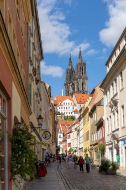 Meissen, Saksonya / Almanya - 10 Eylül 2020: Meissen 'deki dar sokaklar ve tarihi binalar