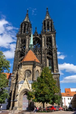 Meissen, Saksonya / Almanya - 10 Eylül 2020: Elbe Nehri üzerindeki Alman Meissen kentindeki katedral