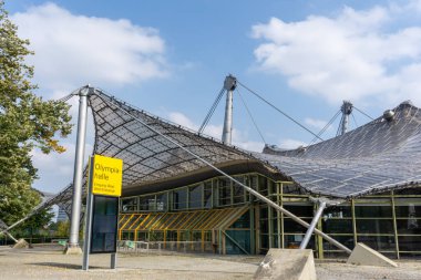 Münih, Bavyera / Almanya - 17 Eylül 2020: Münih 'teki tarihi Olympia Hall konser salonu ve TV Kulesi