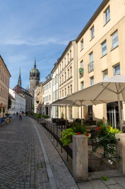 Wittenberg, S-A / Almanya - 13 Eylül 2020: Tarihi Wittenberg kasabasındaki tarihi Schlossstrasse Caddesi