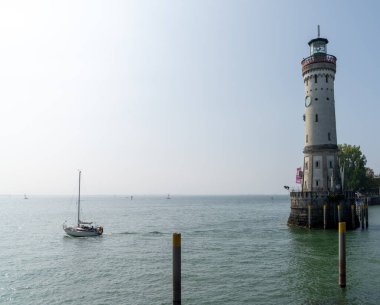 Lindau, Bavyera / Almanya - 20 Eylül 2020: Constance Gölü üzerindeki Lindau Adası 'ndaki limandan ayrılan yelkenli