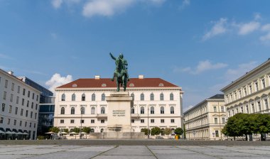 Münih, Bavyera / Almanya - 17 Eylül 2020: Münih 'teki Wittelsbacher Meydanı' nda at üstünde Bavyeralı Maximilian heykeli