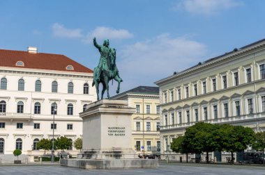 Münih, Bavyera / Almanya - 17 Eylül 2020: Münih 'teki Wittelsbacher Meydanı' nda at üstünde Bavyeralı Maximilian heykeli