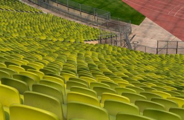 Stadyumda sayısız sıra sandalye var.