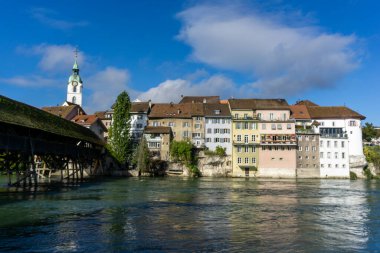 Olten, SO / İsviçre - 8 Ekim 2020: Aare nehri ve tarihi eski Olten kasabası ve ahşap köprü manzarası