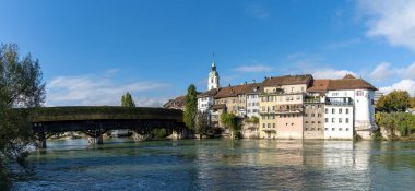 Olten, SO / İsviçre - 8 Ekim 2020: Aare nehri ve tarihi eski Olten kasabası ve ahşap köprü manzarası