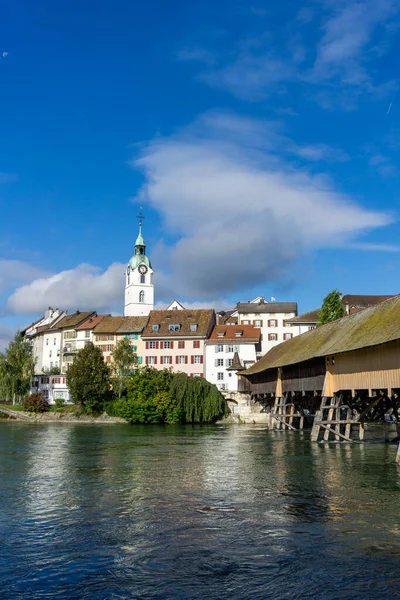 Olten Switzerland 2020年10月8日 アレー川とオルテンと木製の橋の歴史的な旧市街の眺め — ストック写真