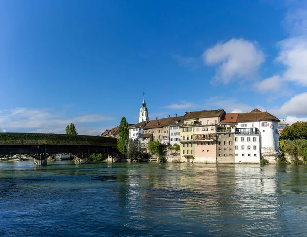 Olten Switzerland 2020年10月8日 アレー川とオルテンと木製の橋の歴史的な旧市街の眺め — ストック写真
