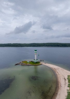 Kieler Fjord ve Friedrichkind Deniz feneri ve plajının dikey görüntüsü