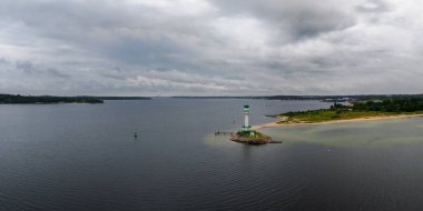 Kieler fiyortu ve Friedrichkind Deniz feneri ve sahil manzarası.